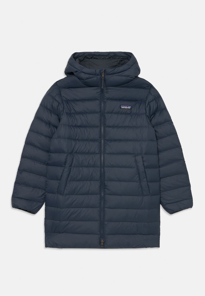 Manteau rembourré marine avec capuche, présentant une fermeture éclair sur le devant, un design matelassé et des poches latérales. Fabriqué à partir d'un matériau léger et isolant.