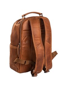 Mochila de cuero marrón con un asa superior, tirantes acolchados, cierre con cremallera y dos bolsillos laterales. Presenta una textura suave y un diseño minimalista.