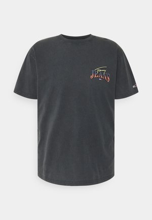T-shirt gris foncé à manches courtes avec le logo "Tommy Jeans" multicolore sur la poitrine gauche et un petit emblème de drapeau sur la manche droite.