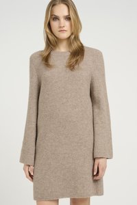 Rochie tricotată de culoare bej deschis, cu un finisaj texturat, având mâneci lungi și decolteu rotund, căzând deasupra genunchilor.