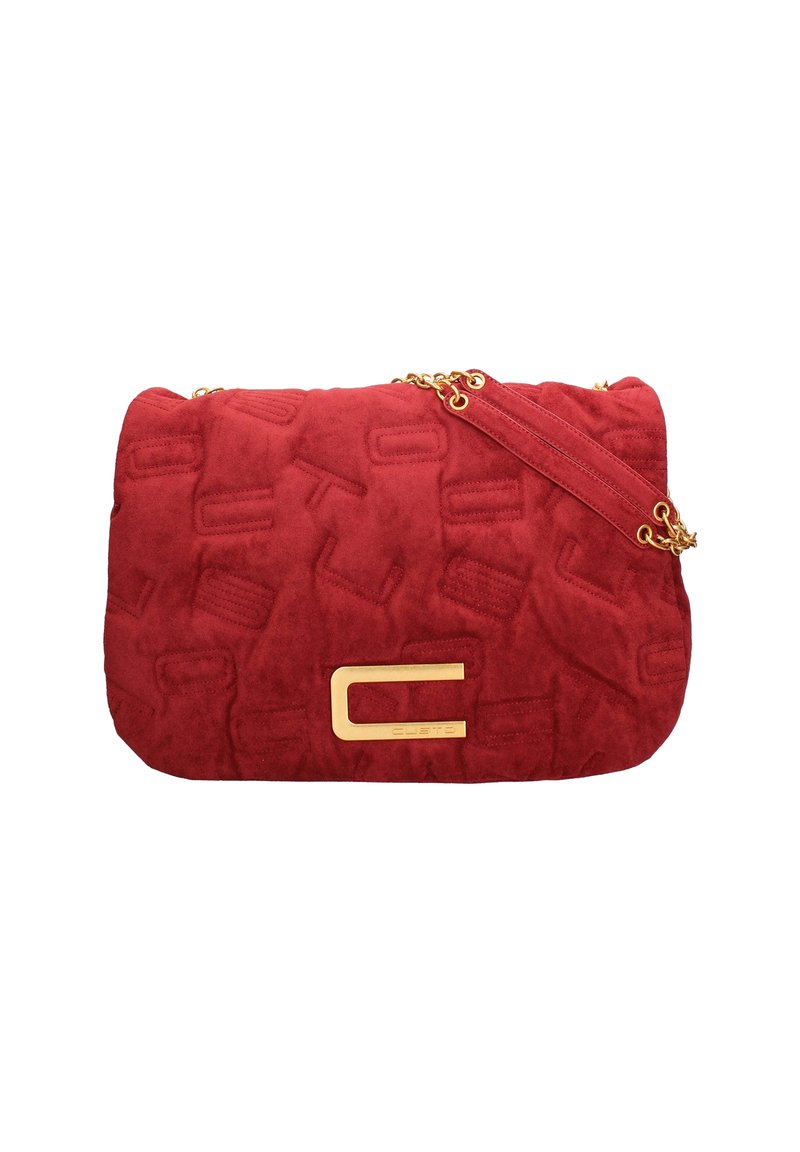 Sac à main en suédine rouge avec un motif texturé. Dispose d'une bandoulière en chaîne dorée et d'un accent logo doré proéminent sur le devant.