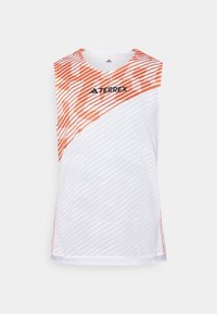 Débardeur de sport blanc sans manches avec des rayures diagonales orange, surface texturée, et logo "TERREX" sur le devant supérieur.