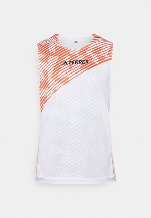 Biała bezrękawnik sportowy z pomarańczowymi ukośnymi pasami, teksturowana powierzchnia i logo "TERREX" na górze z przodu.