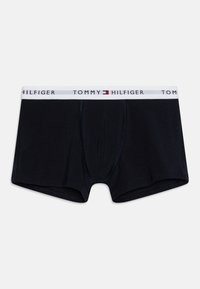 Boxer shorts neri con una fascia bianca che presenta il logo "TOMMY HILFIGER". Tessuto morbido e elastico con una finitura liscia.