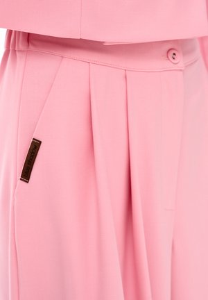 Roze hoge taille broek met plooien, een zijzak met een label 'blauwe schaduw' en een knoopsluiting aan de tailleband.