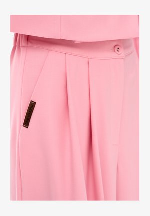 Roze hoge taille broek met plooien, een zijzak met een label 'blauwe schaduw' en een knoopsluiting aan de tailleband.