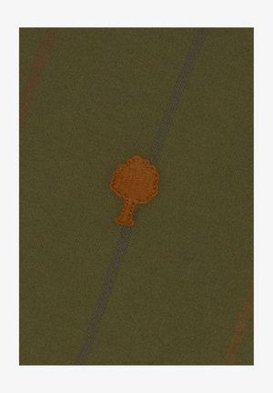 Grüner Stoffhintergrund mit horizontalen Streifen in helleren Farbtönen. Mit einem orangefarbenen gestickten Baum-Logo in der Mitte.