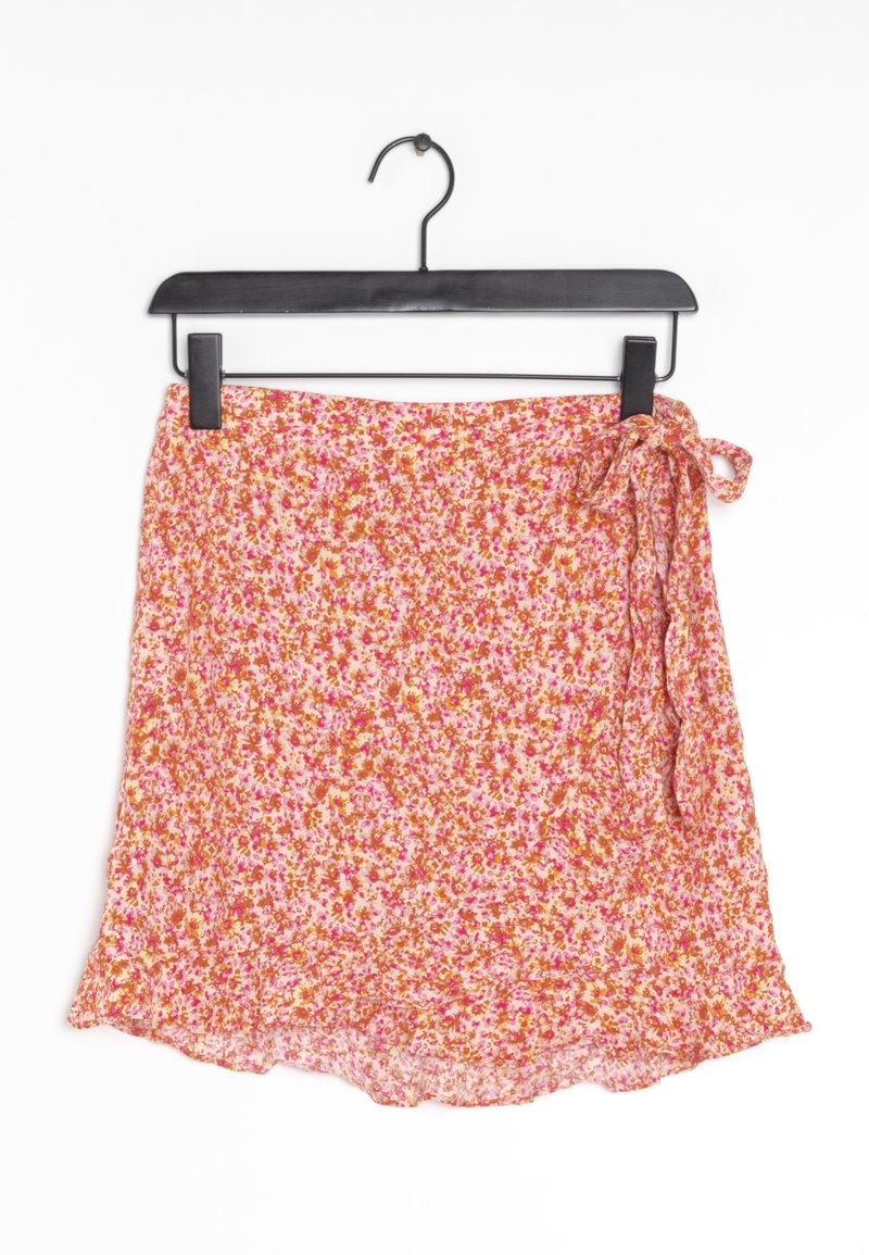 Kukkakuvioinen miniboli mustalla ripustimella. Valmistettu kevyestä, teksturoidusta kankaasta; vaaleanpunainen pohja, jossa oransseja ja magentavärisiä kukkakuviota; röyhelöhelma.