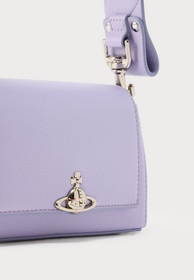 Μωβ δερμάτινη τσάντα χειρός με υφή ψημένου δέρματος, διαθέτει ασημένια λεπτομέρεια λογότυπου και αποσπώμενο ιμάντα. Λεία επιφάνεια με τακτικές ραφές.