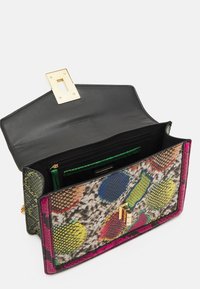 Farverig slangeskindsprint taske med en indvending lynlås lomme, guld hardware og en magnetisk lukning. Tekstureret ydre med livlige detaljer.