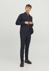 Jack & Jones PREMIUM JPRFRANCO CHECK - Completo - perfect navy checks:super slim fit