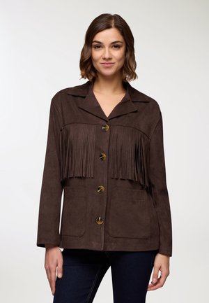 Giacca in finta pelle scamosciata marrone con dettagli in frange sul petto, grandi bottoni e due tasche frontali. Collo a scantonatura e maniche lunghe.
