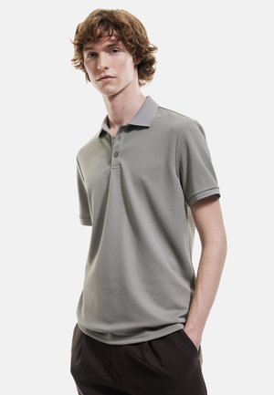- Koszulka polo