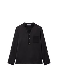Blusa nera a maniche lunghe realizzata in tessuto morbido, con un colletto piccolo, apertura con bottoni e una tasca frontale. Bottoni argento sui polsini.