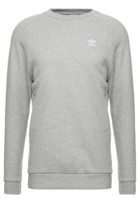 Grå sweatshirt i mjukt material med långa ärmar, rund halsringning och en vit Adidas-logotyp på vänster bröst. Klassisk passform och textur.