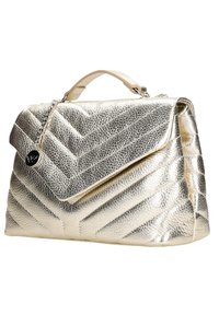 Borsa a mano metallizzata oro con superficie testurizzata, caratterizzata da un design a zig-zag, manico superiore e tracolla removibile. Dettaglio della chiusura visibile.