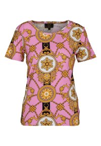 Růžová krátká košile s krátkými rukávy, zdobená zlatými ornamentálními vzory a kulatými motivy, s kulatým výstřihem a hladkým, elastickým materiálem.