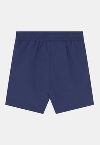 Calções na cor navy, feitos de um tecido leve, com um cós elástico e um design limpo e minimalista, sem padrões ou acentos visíveis.
