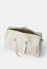 Borsa a tracolla bianca con motivo, chiusura con zip, dettagli in oro e doppi manici. Esterno testurizzato, interno spazioso e finitura lucida.