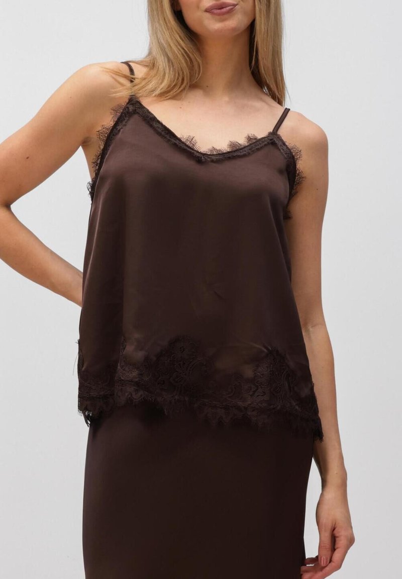 Camisole en satin marron avec bordure en dentelle à l'ourlet et à l'encolure, dotée de fines bretelles et d'une silhouette fluide et ample.