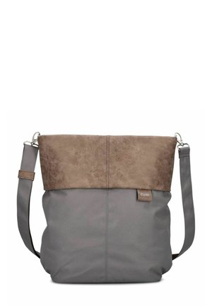 Zweiteilige Schultertasche mit grauem Stoffboden, braunem Kunstlederoberteil, verstellbarem Riemen und kleinem Logoschild auf der vorderen rechten Seite.