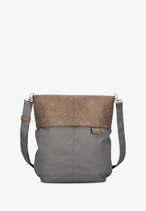 Borsa a tracolla bicolore con fondo in tessuto grigio, parte superiore in similpelle marrone, tracolla regolabile e piccola targhetta con logo sul lato anteriore destro.