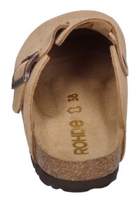 Hnedé semišové sandále s korkovou podrážkou, nastaviteľným remienkom a embosovaným logom vo vnútri. Mäkká textúra a otvorený design pre jednoduché obúvanie.