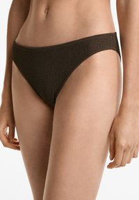 Barna textúrájú bikini alsó, alacsony fazonnal. Simább derékpánttal és minimális takarással rendelkezik. Ideális fürdőruhaként.