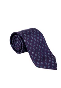 Ciemnofioletowy krawat zwinięty, z geometrycznym wzorem diamentów w jasnoniebieskim i ciemnobłękitnym, wykonany z gładkiego materiału.