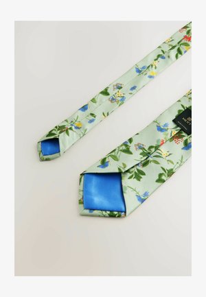 Silk slips med blomstermønster, der har en lys grøn bund, livlige blå accenter og en glat overflade, måler standard slipslængde.