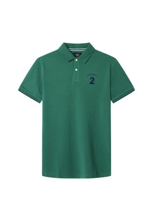 Grünes Polohemd aus Baumwolle mit einem Kragen-Design, einer Knopfleiste mit drei Knöpfen und der Marke "HACKETT", die mit der Nummer "2" in Marineblau bestickt ist.