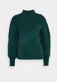 Pull tricot vert à col montant, présentant un motif alvéolé texturé sur les épaules et les manches, avec des poignets et un ourlet côtelés.