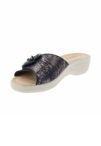 Chanclas de color azul marino con un upper texturizado, forma curva y un acento floral. Plantilla acolchada y un tacón de cuña de color claro.
