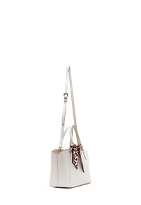 Bolso de mano de cuero blanco con un diseño estructurado, que presenta una bufanda de estampado de leopardo atada en la parte frontal y una correa de hombro ajustable y desmontable.