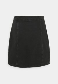 Černá džínová sukně s přiléhavým pasem, střihu do áčka a hladkou texturou. Má postranní zip a minimální švy.