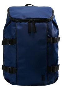 Granatowy plecak z górną klapą, podwójnym zamkiem błyskawicznym, dwoma bocznymi paskami kompresyjnymi z klamrami oraz czarną rączką na górze.