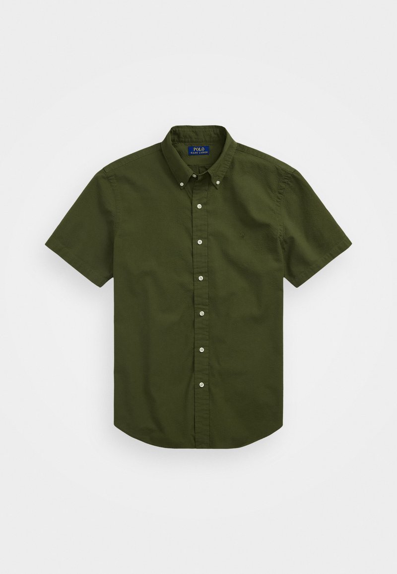 Κοντομάνικο πουκάμισο με κουμπιά σε σκούρο πράσινο βαμβάκι, με κλασικό γιακά και μικρό κεντημένο λογότυπο στο στήθος. Μονοτονία, κανονική εφαρμογή.