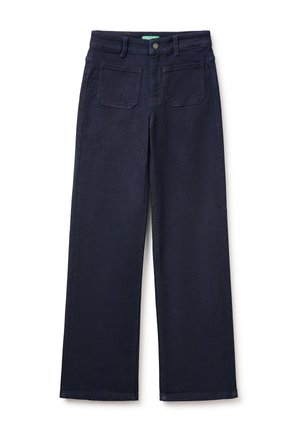 Jean bleu foncé à jambes larges avec poches plaquées sur le devant, passants de ceinture et fermeture par bouton à la taille, présenté sur un fond blanc.