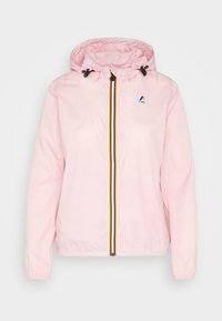 Lys rosa hættejakke i vindafvisende materiale med elastiske manchetter, trikolore lynlås og lille K-Way logo på brystet, præsenteret på hvid baggrund.