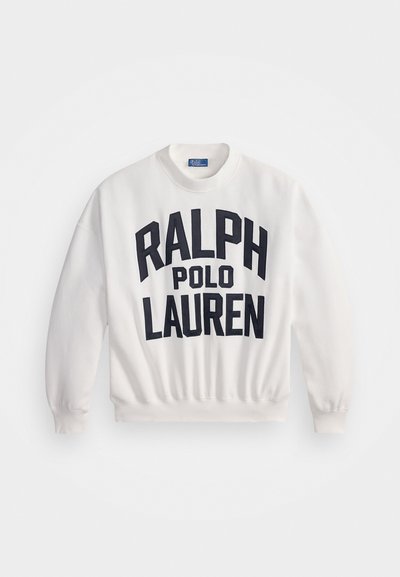 Biely sveter s veľkým čiernym nápisom "RALPH POLO LAUREN". Má okrúhly výstrih, voľný strih a rebrovaný lem a manžety. Mäkká textúra.