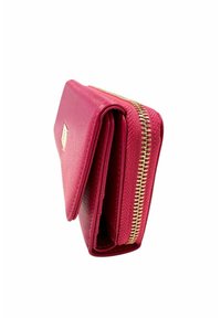 Portafoglio in pelle rosa con una cerniera dorata, presenta una superficie liscia, un design compatto e una forma rettangolare con un'accents decorativa in metallo.