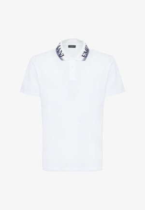 Polo bianca a maniche corte con patta abbottonata e colletto sfumato con scritta nera in grassetto "EMPORIO ARMANI".