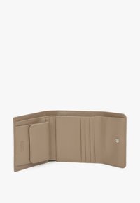 Beżowy skórzany portfel z wieloma kieszonkami na karty, kieszenią na monety i zapięciem na zatrzask. Gładka faktura, prosty design bez widocznych wzorów.