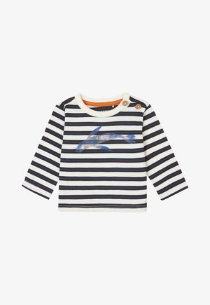 Camicetta a maniche lunghe in cotone, con righe blu navy e crema, un design di pesce illustrato e due bottoni decorativi sulla spalla.