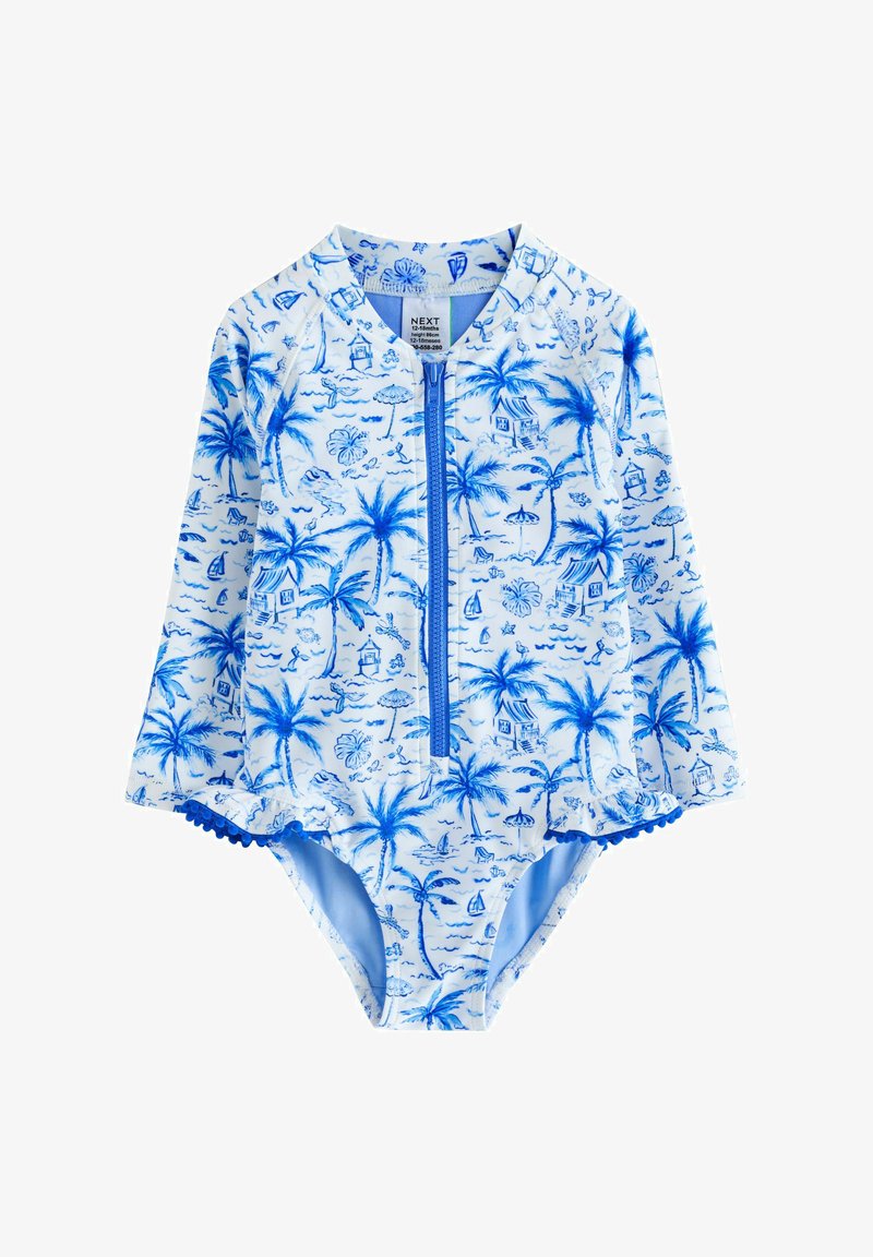 Maillot de bain à manches courtes bleu et blanc avec une fermeture éclair à l'avant, imprimés de palmiers et de plage, avec des accents à volants texturés sur les jambes.