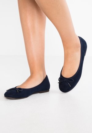 Marineblå ballerinaer i ruskind med rundet tå, flad sål og en lille dekorativ sløjfe foran. Glat tekstur og enkel udformning.