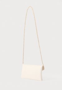 Cremefarvet læderclutch med rektangulær form, der har en flad front og en guldkæde som rem til at bære den.