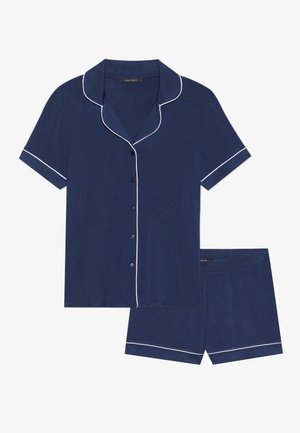 Ensemble de pyjama à manches courtes bleu marine avec une bordure blanche. Chemise à boutons avec col, assortie de shorts. Texture de tissu douce.