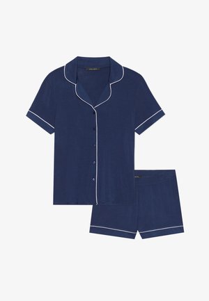 Conjunto de pijama de manga corta en azul marino con ribetes blancos. Camisa abotonada con collar, acompañada de pantalones cortos a juego. Textura de tela suave.