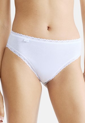 Culotte bikini en coton blanc avec une délicate bordure en dentelle le long de la ceinture. Le tissu est lisse, avec un marquage minimal sur le côté.